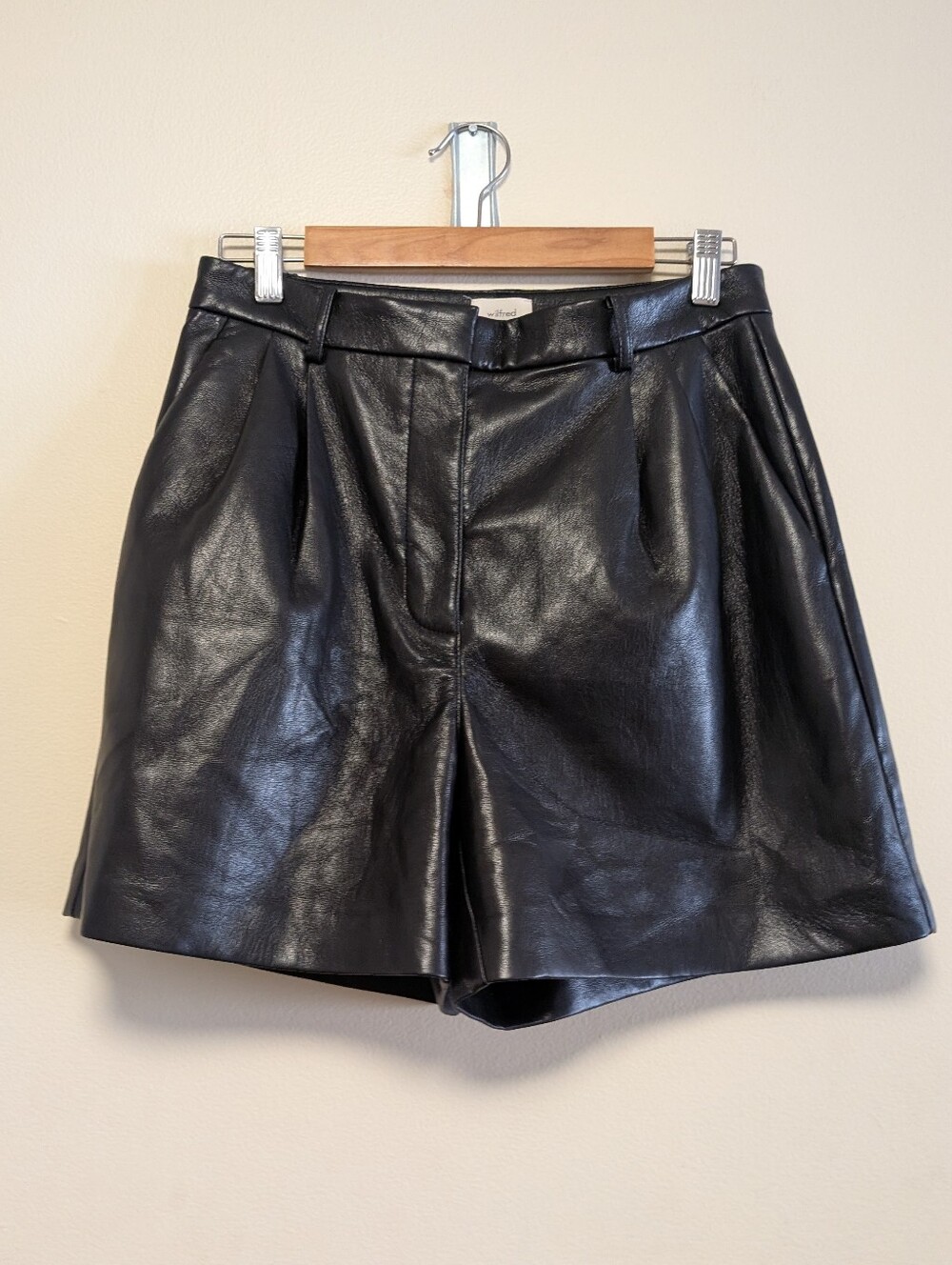 Wilfred Aritzia Black Faux Leather Pleated Shorts Size 6 High Rise